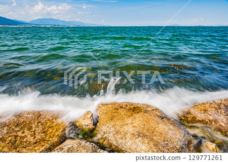 大津市琵琶湖畔的海浪 129771261