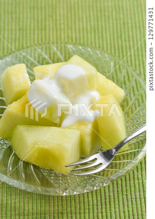 Cut melon with yogurt 129771431