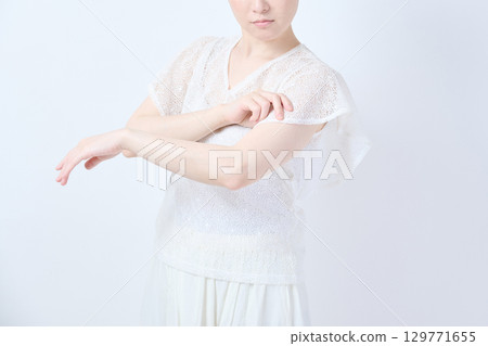 Image of a woman's upper arm 129771655