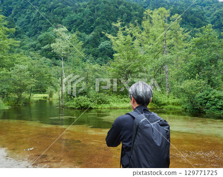 遊客們正在欣賞上高地夏季熱門旅遊景點田代濕原的風景 遊客們正在欣賞上高地夏季熱門旅遊景點田代濕原的風景 129771725