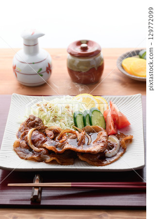 新鮮烹製的熱氣騰騰的豬肉燒套餐，以熱氣騰騰的多汁豬肉和捲心菜為特色，是日式午餐。 129772099