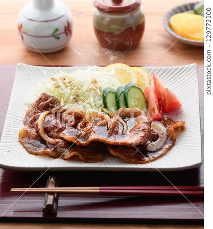 新鮮烹製的熱氣騰騰的豬肉燒套餐，以熱氣騰騰的多汁豬肉和捲心菜為特色，是日式午餐。 129772100