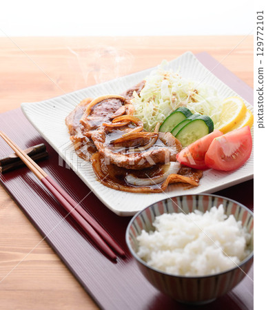 新鮮烹製的熱氣騰騰的豬肉燒套餐，以熱氣騰騰的多汁豬肉和捲心菜為特色，是日式午餐。 129772101
