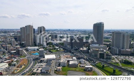 現代城市的無人機鳥瞰圖 129772798