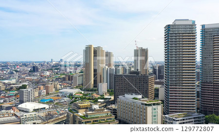 現代城市的無人機鳥瞰圖 129772807