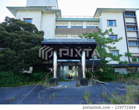 The ruins of a bankrupt hotel in a Japanese tourist spot 129772884
