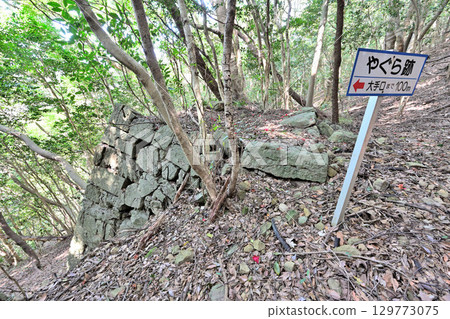 Kishitake Castle, Karatsu City, Saga Prefecture: Stone walls and enclosures of a mountain castle 129773075