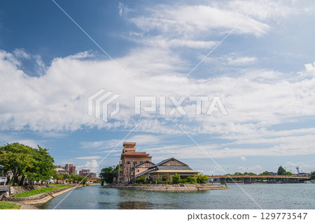 滋賀縣大津市瀨田唐橋附近的瀨田川夏季風景 滋賀縣大津市瀨田唐橋附近的瀨田川夏季風景 129773547