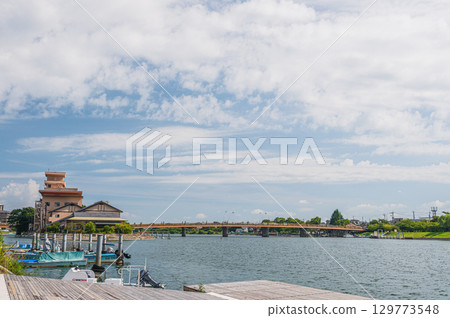 滋賀縣大津市瀨田唐橋附近的瀨田川夏季風景 129773548