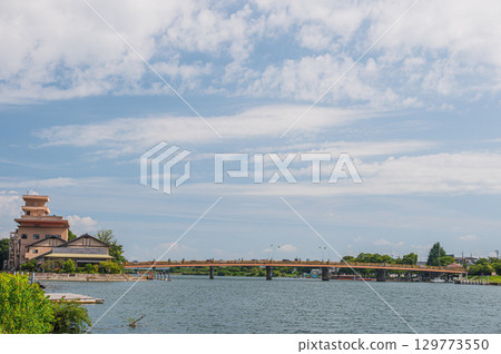 滋賀縣大津市瀨田唐橋附近的瀨田川夏季風景 滋賀縣大津市瀨田唐橋附近的瀨田川夏季風景 129773550