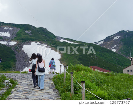 夏季旅遊勝地、立山黑部阿爾卑斯山脈路線室堂山頂的風景以及觀光的人們 夏季旅遊勝地、立山黑部阿爾卑斯山脈路線室堂山頂的風景以及觀光的人們 129773767