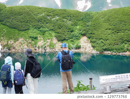 夏季旅遊勝地:立山室堂山頂的御庫裡池、立山連峰的風景與遊客 夏季旅遊勝地:立山室堂山頂的御庫裡池、立山連峰的風景與遊客 129773768