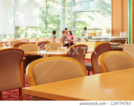 客人和旅遊目的地酒店早餐餐廳的內部 客人和旅遊目的地酒店早餐餐廳的內部 129774763