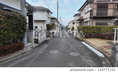 A narrow street in a residential area on the outskirts of Kanto 129775153