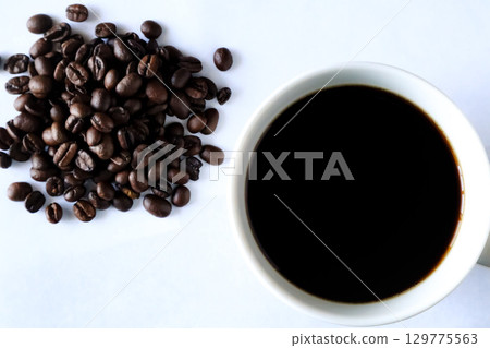 咖啡杯和咖啡豆 129775563