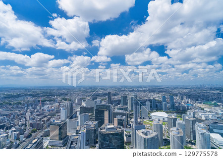 神奈川縣:雲霧繚繞的橫濱港未來城市景觀 神奈川縣:雲霧繚繞的橫濱港未來城市景觀 129775578