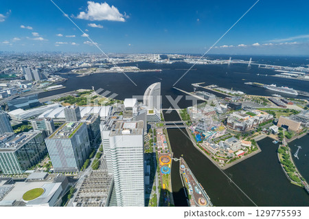 Kanagawa Prefecture: Clouds drifting over the Yokohama Minato Mirai cityscape 129775593