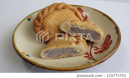 Okinawa Sweets: Taro Pie (Taam Pie) 129775703