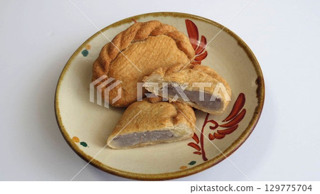 Okinawa Sweets: Taro Pie (Taam Pie) 129775704