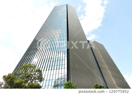 一座摩天大樓 129775952