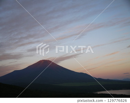 黎明時分的富士山 129776826