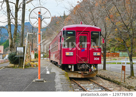 開往美濃田方向的列車停靠長良川鐵道北野站[岐阜縣郡上市] 129776970
