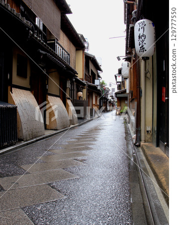 雨後，京都先鬥町的街道充滿著濕潤的氣息。 129777550