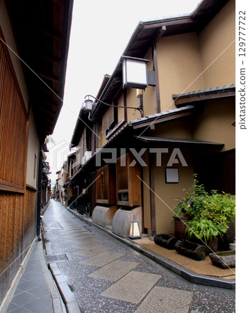 雨後，京都先鬥町的街道充滿著濕潤的氣息。 129777722