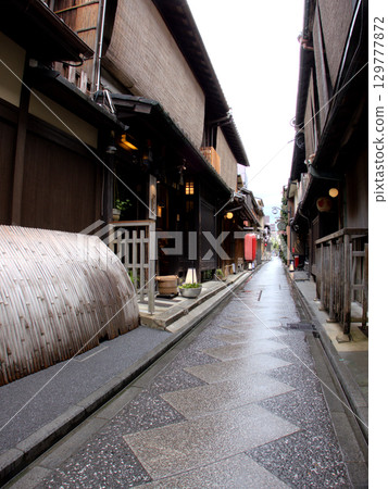 雨後，京都先鬥町的街道充滿著濕潤的氣息。 129777872