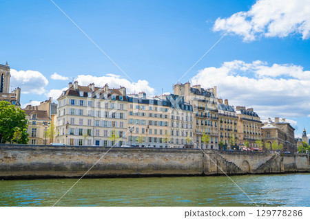 從塞納河上俯瞰巴黎 129778286