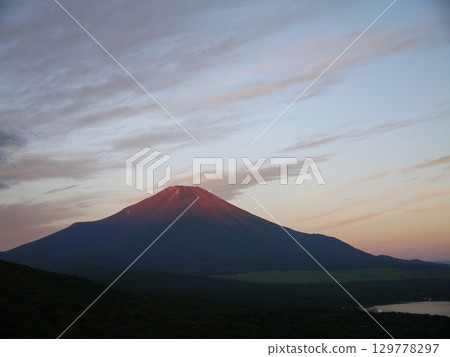 日出時的富士山 129778297