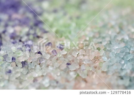 芳香浴鹽由各種香味和顏色的浴鹽經過輕微混合和壓扁而製成。 129778416