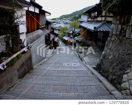 三寧坂（Sannenzaka）是京都清水寺附近的著名旅遊景點。 129778820