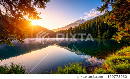 清晨陽光照射下的寧靜的山湖景觀 129778980