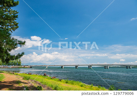 從滋賀縣大津市膳所城跡公園眺望近江大橋 從滋賀縣大津市膳所城跡公園眺望近江大橋 129779006