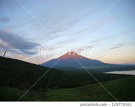 黎明時的富士山和山中湖 129779161