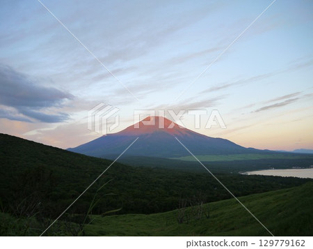 清晨的富士山和山中湖 129779162