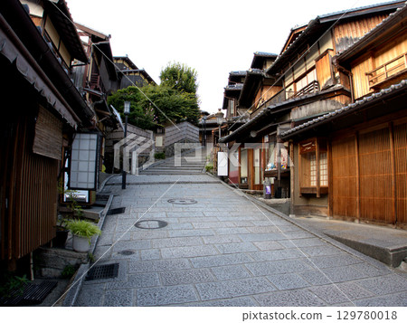 二年坂（Ninenzaka）是京都清水寺附近的著名旅遊景點。 129780018