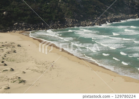 sea and mountains in vietnam 129780224