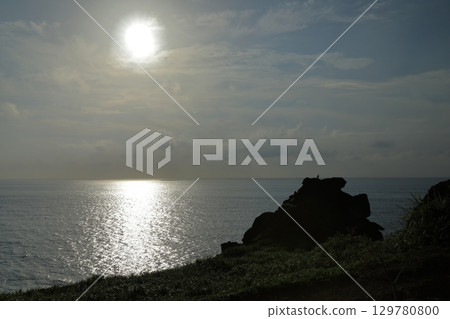 一個人坐在石垣島大神崎的懸崖上，眺望東海 129780800