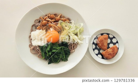 健康的日式午餐：蛋黃蕎麥麵、滑菇和蘿蔔絲 129781336