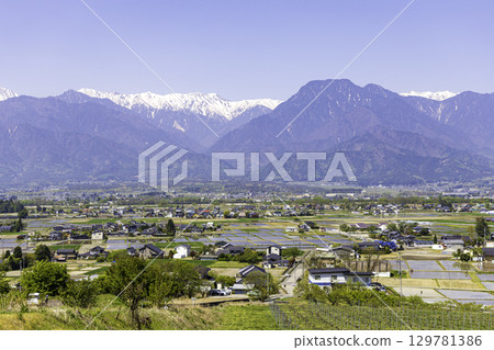 安曇野的街道和北阿爾卑斯的雪山 安曇野的街道和北阿爾卑斯的雪山 129781386