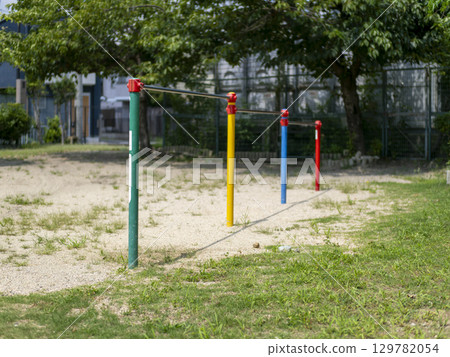 園區內安裝的單槓 129782054