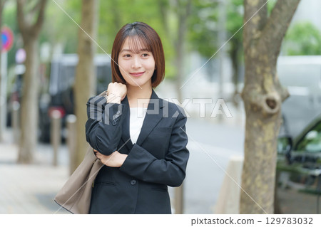年輕女子在戶外做生意 129783032