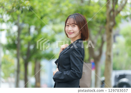 年輕女子在戶外做生意 129783037