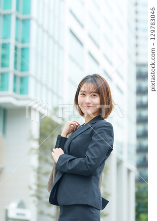 年輕女子在戶外做生意 129783046