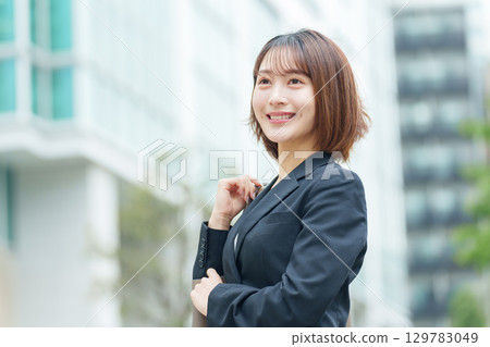 年輕女子在戶外做生意 129783049