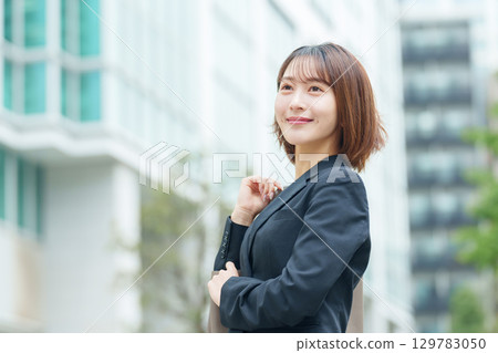 年輕女子在戶外做生意 129783050