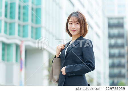 Young woman business outdoor portrait 129783059