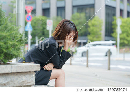 憂鬱症的婦女戶外商務 129783074